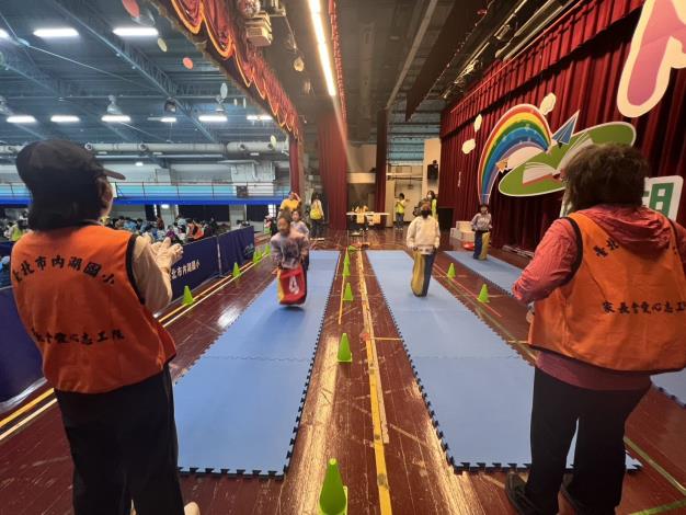 看！孩子多努力呀-袋鼠跳跳樂