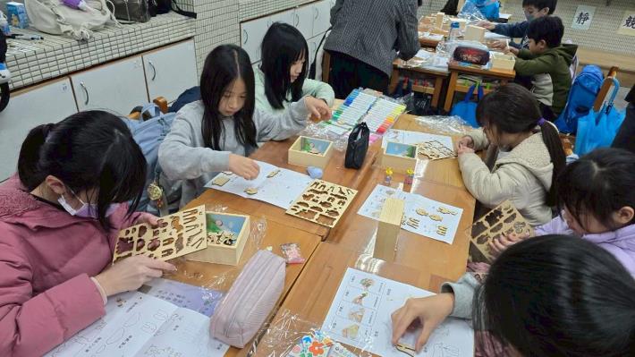 學生小心翼翼拆下材料包