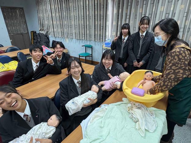 臺日教育交流 「杯筊」文化 雙校友誼永流傳 (5)