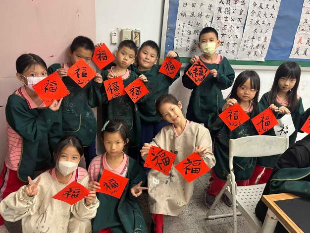 書法社充滿童趣的春聯作品