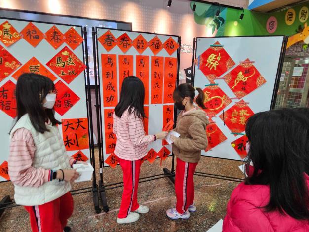 學生自己挑選喜歡的春聯作品
