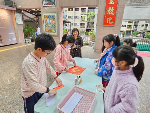 書法社學生為同學包裝春聯服務