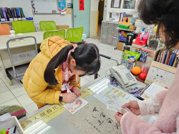 學生主動拿發票來響應