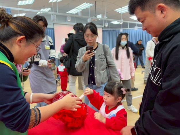 幫爸爸投錢進撲滿