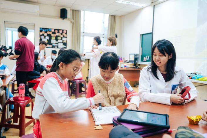 跨界攜手共植科學種子：台積電慈善基金會、臺北醫學大學與古亭國小共探醫學科普奧祕 (1)