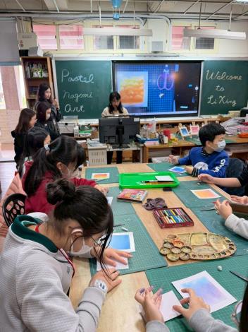 藝術無國界，創作粉彩畫