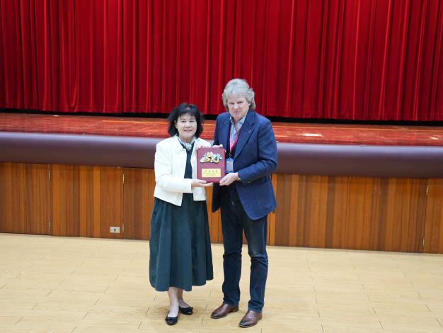 兩校校長互贈交流禮物