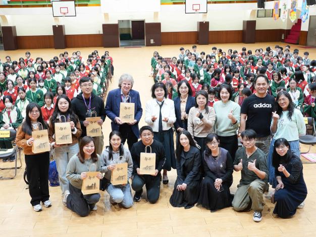 致贈交流禮物 兩校師長合影