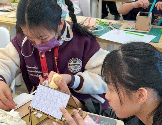 北市大師資生帶領學員一同協助學員完成設計作品