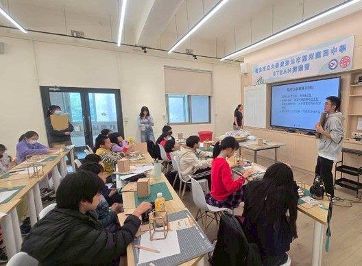 業師講解各類媒材操作及應用學員們都等不及躍躍欲試