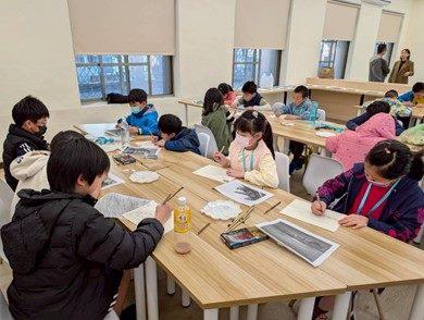 學員使用碳粉轉印法繪製底稿與草圖