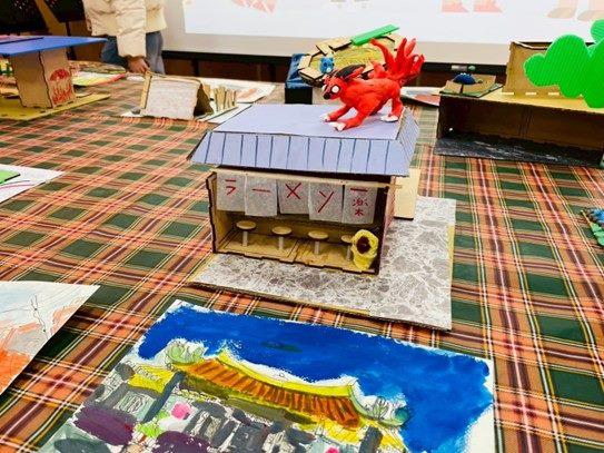 國小學員自行設計拉麵屋造型作品並完成相關內部結構設計陳設於成果展