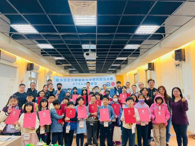 學員參與營隊後獲得北市大微課程修業證書並與成果展參與家長全體大合影