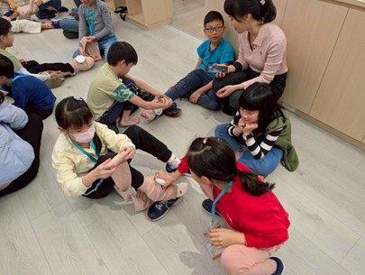 小學員們互相體使用彈性繃帶及冰敷袋如何緊急處置運動傷害