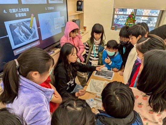 中高年級學員用心聆聽北市大師資生指導相關繪畫技法