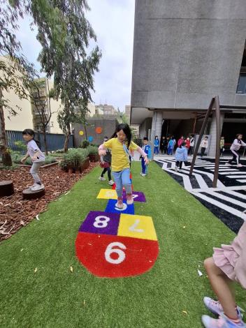 在減震地面玩耍跳躍安全又放鬆