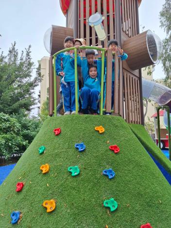 攀岩遊戲促進孩子肌肉發展