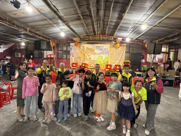 多名孩童參與畫臉,展現繽紛創意。