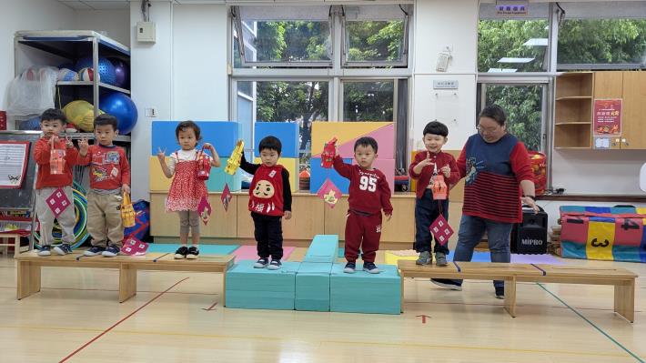 白兔幼幼勇士燈籠走秀