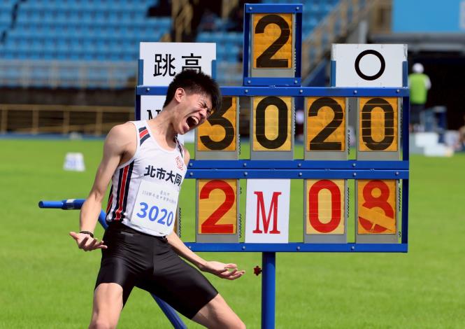 大同高中黃凱倫贏得高男跳高金牌，並打破大會紀錄，興奮怒吼