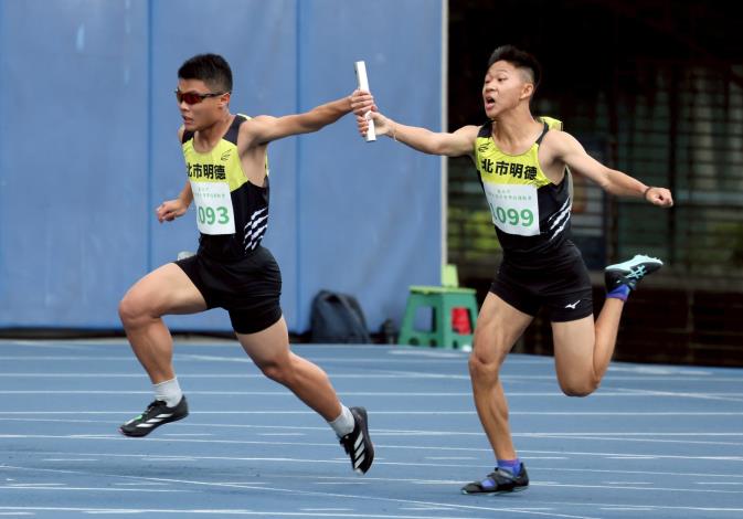 明德國中國男4x100金牌破大會，第4棒洪寬程(左)在100公尺也奪金破大會