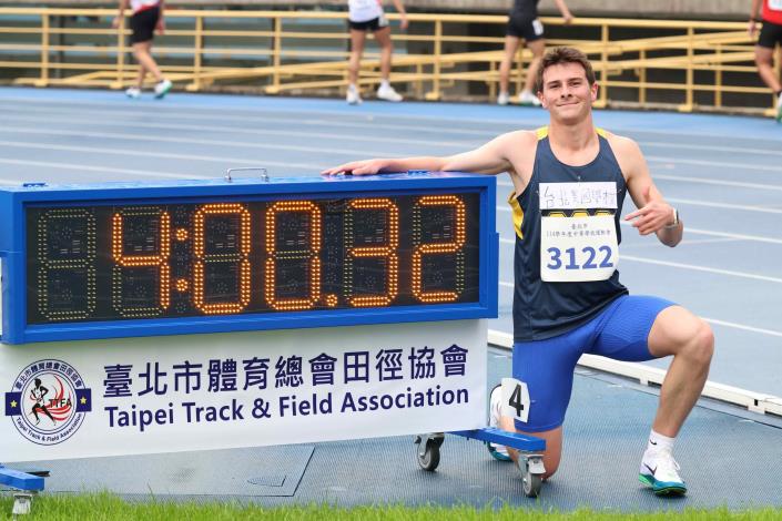 美國學校 Sawyer Sinclair高男1500公尺金牌破大會