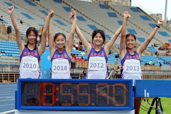大同高中國中部女將贏得國女4x400金牌並破大會紀錄右起起王禹媃、蔡昕妮、葉又瑄，林芷彤