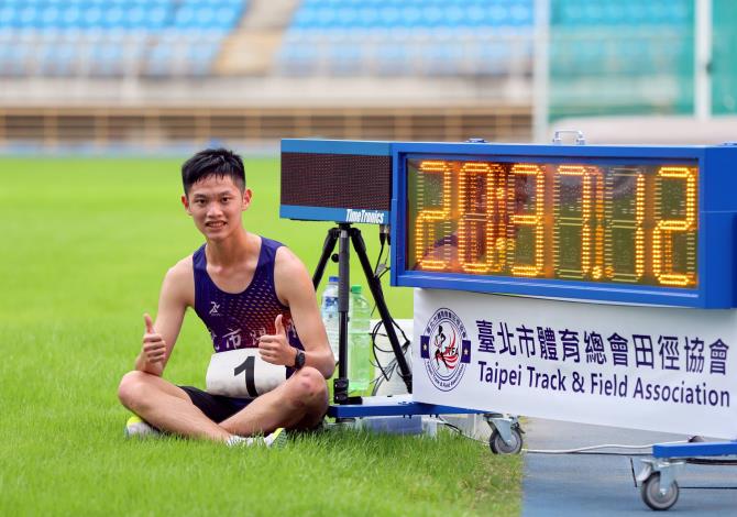 陽明高中羅聖欽高男5000競走金牌破大會