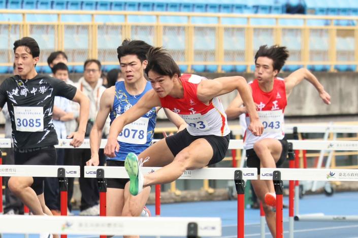 高中男子組田徑 110公尺跨欄 中正高中陳逸軒金牌