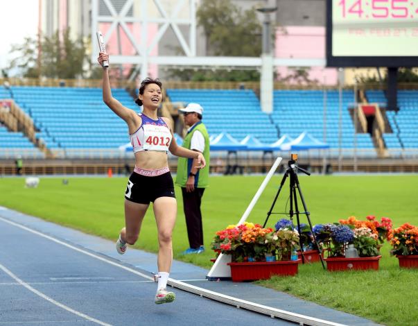 本屆市中運5金后大同高中劉彧絜在高女4x400接力首抵終點獲得金牌