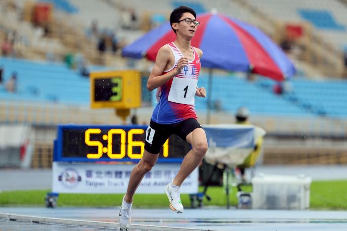 中正高中王誠宇贏得高男3000公尺決賽，並打破大會紀錄
