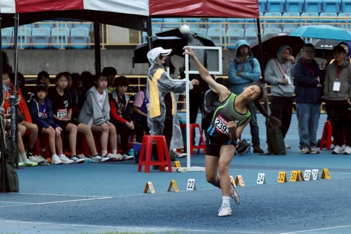 女生組壘球擲遠決賽