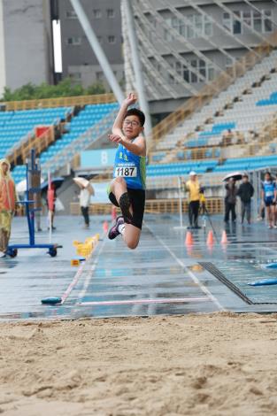 雙蓮國小楊哲宇5.03公尺勇奪跳遠冠軍