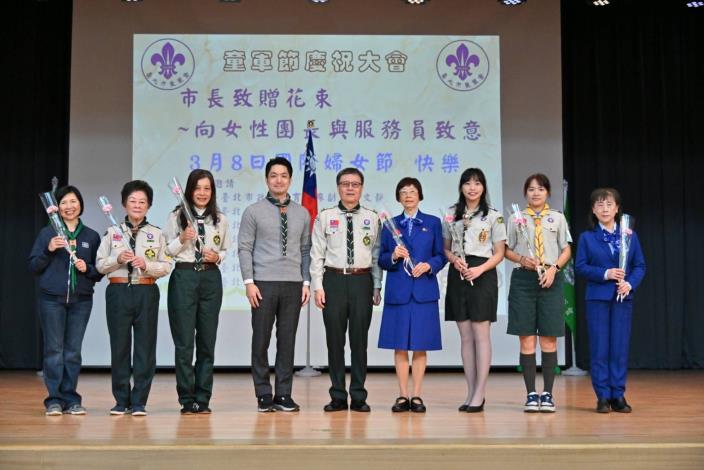 市長於婦女節為女性團長及服務員獻花