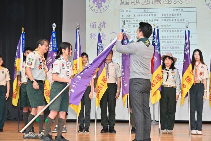 市長頒發績優童軍團獎帶