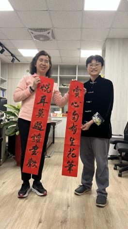 書法名家陳儀蓁老師致贈校長一副與教育相關的對聯