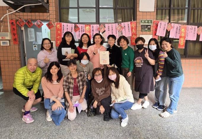 國文領域教師協力規劃揮毫與猜燈謎活動
