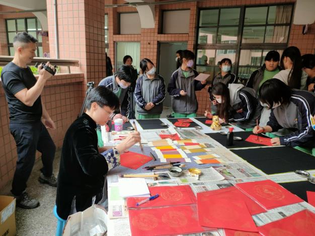 學生和書法名家陳儀蓁老師共同揮毫（三）