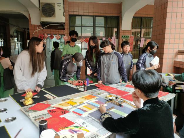 學生和書法名家陳儀蓁老師共同揮毫（二）