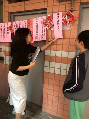 教務處走廊猜燈謎活動（三）