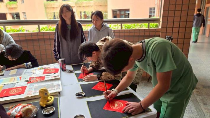 學生和書法名家陳儀蓁老師共同揮毫（一）