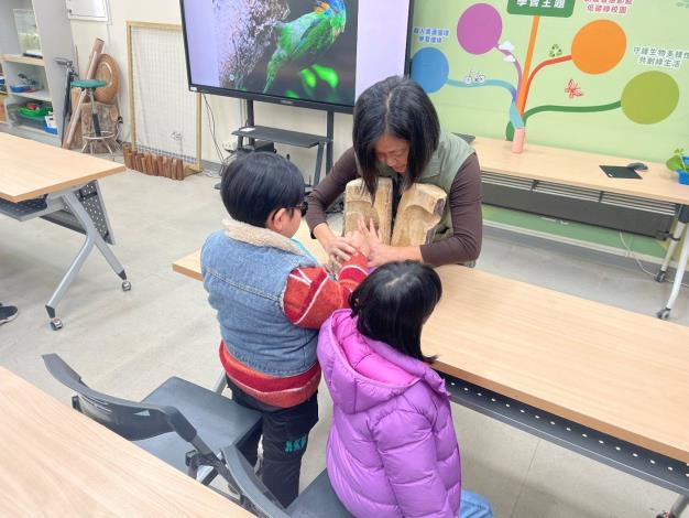 透過觸摸五色鳥鳥巢，學生逐步建立對自然生態的認識
