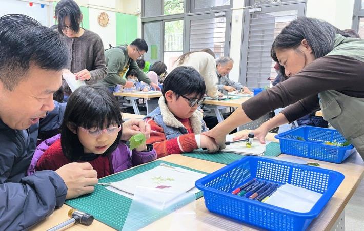 學生透過葉片敲拓印，將自然觀察轉化為創作體驗