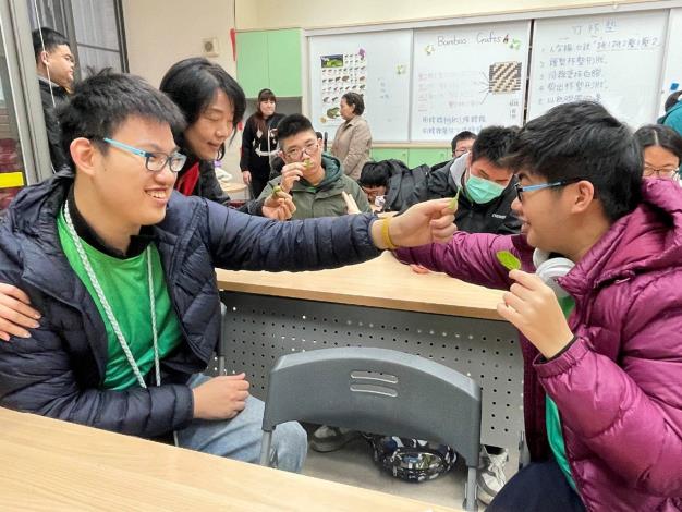 學生嗅聞香草植物氣味，透過多感官體驗認識自然環境