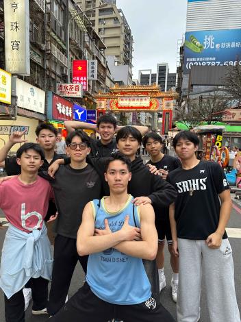 兩校學生分組逛饒河街夜市