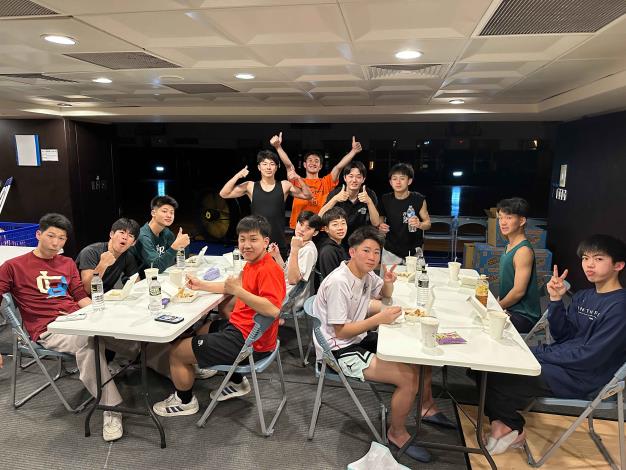 愛媛松工學生夜宿本校體育館宵夜談天