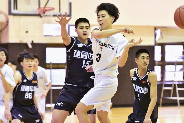 愛媛松工與建國中學學生競技籃球