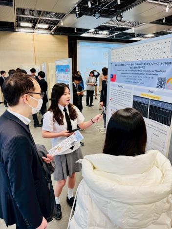 兩校學生以全英語進行專題研究報告交流
