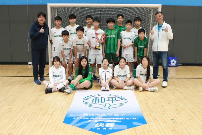 北市和平高中足球勇奪亞軍 隊長呂宇棠斬獲年度MVP (2).JPG
