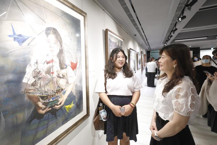 市立復興高中蔡均均同學的《夢想啟航》,則以船體模型與千紙鶴共同構築出一場關於遠方的想像~船象徵冒險與旅程,千紙鶴代表希望與自由。.JPG